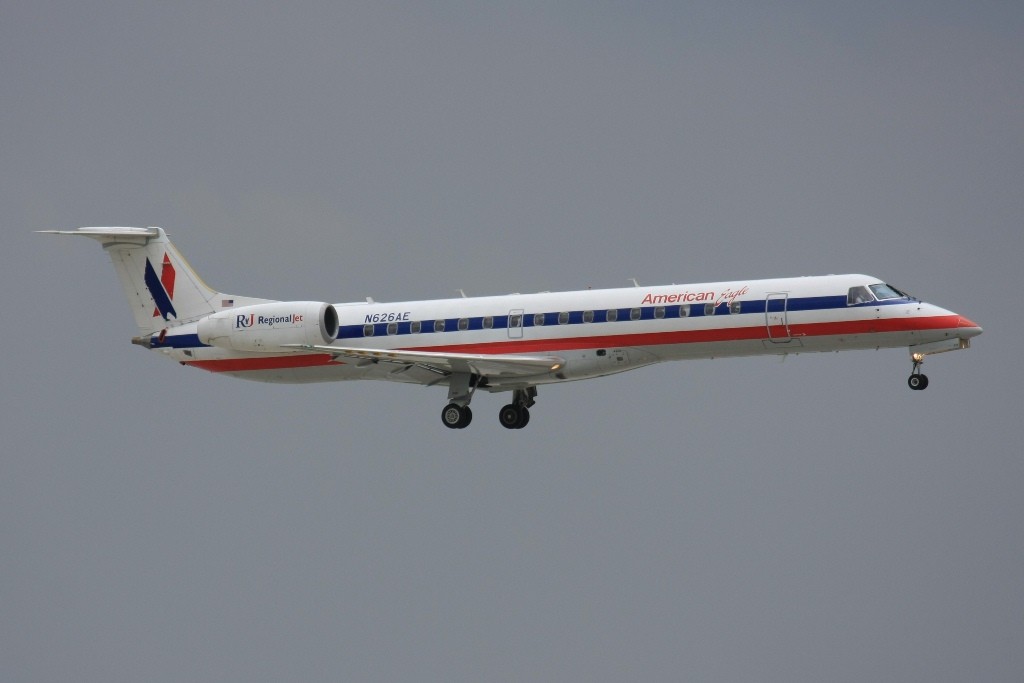 Der American Eagle betreibt eine große Flotte an Embraer 135/140/145. Diese ERJ 145 mit der Kennung N626AE wurde vom Restaurantparkplatz aus aufgenommen.