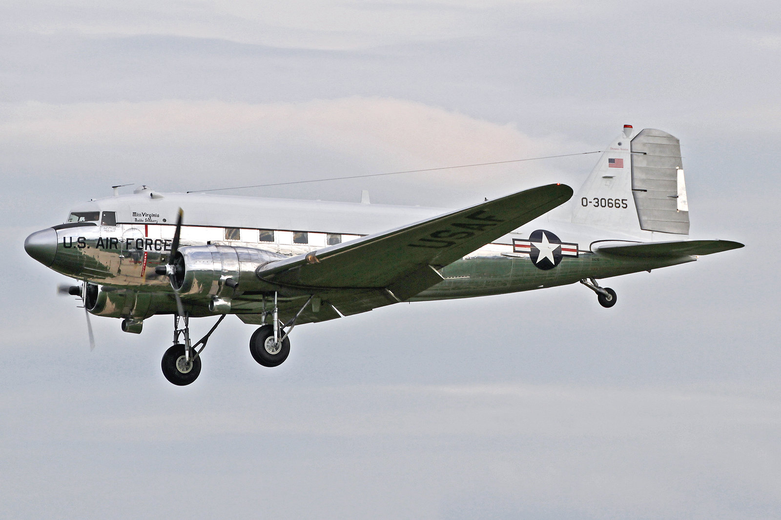 N47E - Diese C-47A-60-DL (DC-3C) wurde von Douglas in Long Beach gebaut und kam 1943 mit der Kennung 43-30665 zur United States Army Air Force. Am 23 July 2010 wurde sie von ihrem heutigen Eigner Dynamic Avlease Inc. in Bridgewater, Virginia, übernommen. 