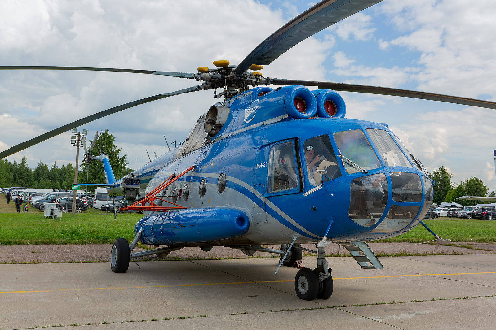 Eine Mil Mi-8T als Kamerahubschrauber in Werkslackierung.