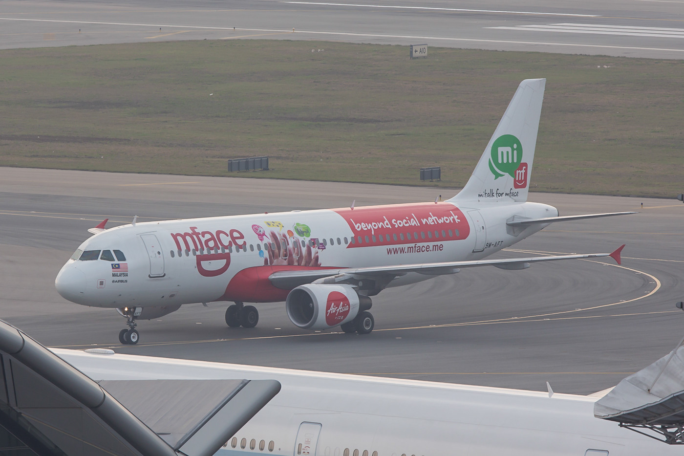 Nochmals ein A 320 der Air Asia in einer Sonderbemalung.