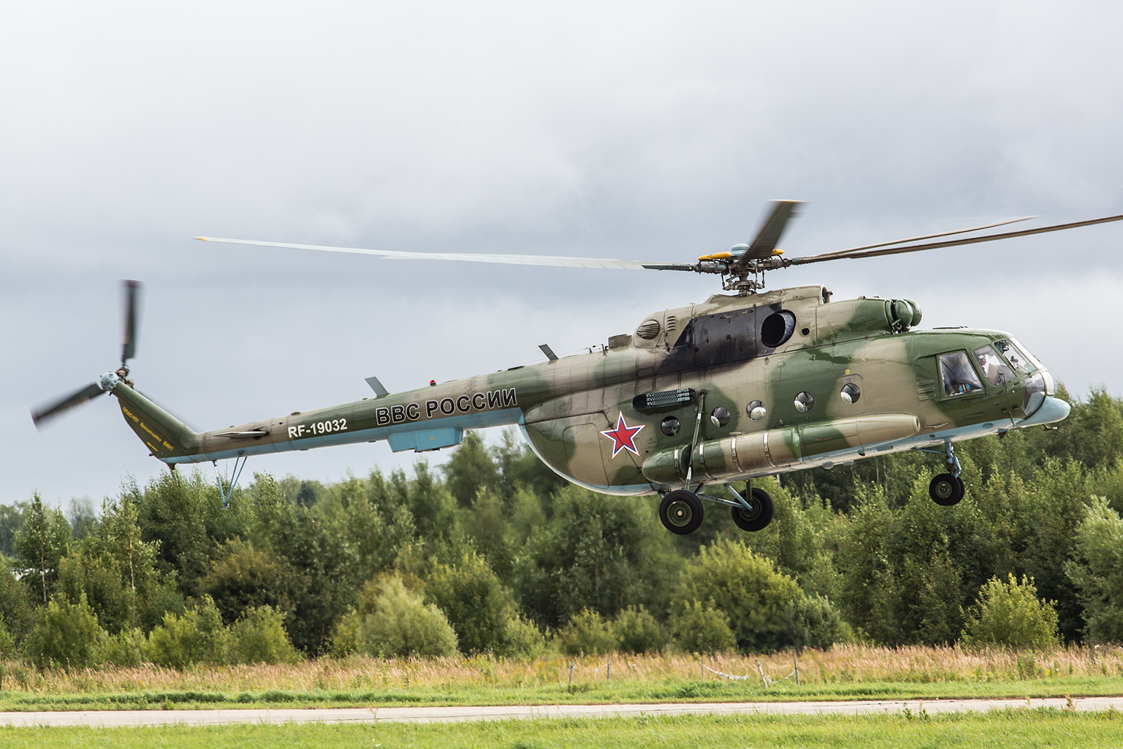 Eine Mil- Mi-8MTSch brachte einige Gäste.