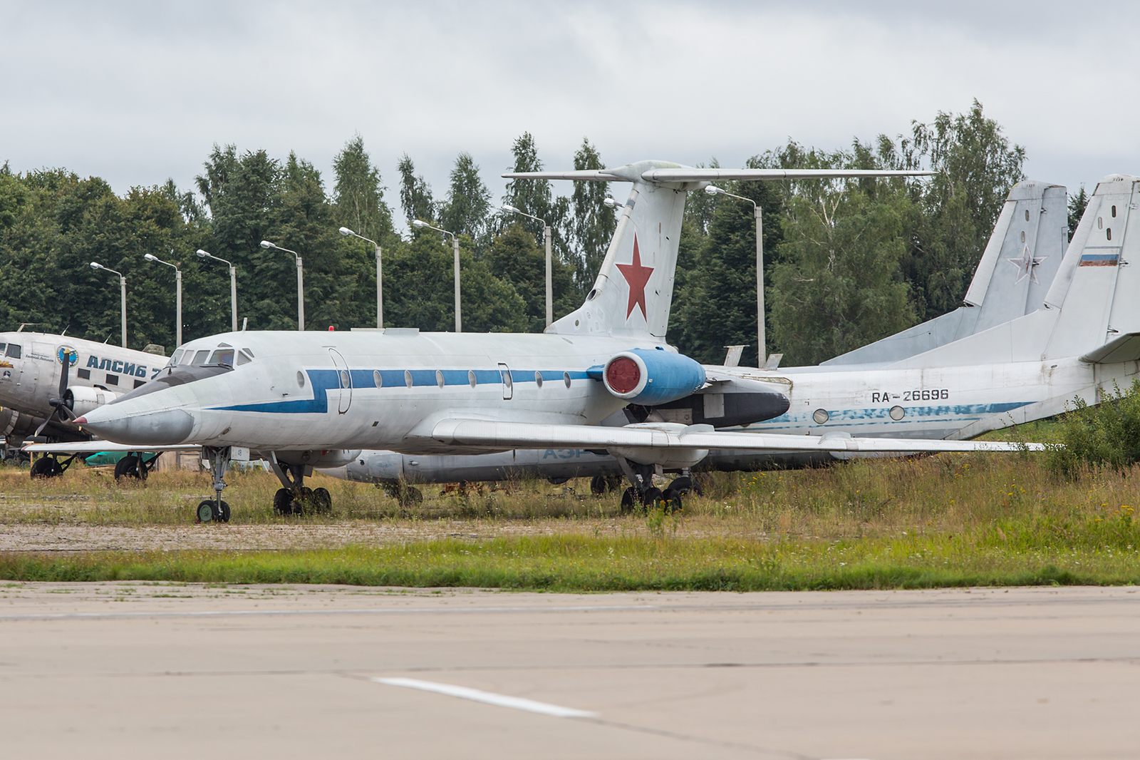 Die Tupolev Tu-1324UB-L dient der Ausbildung der Bomberbesatzungen.