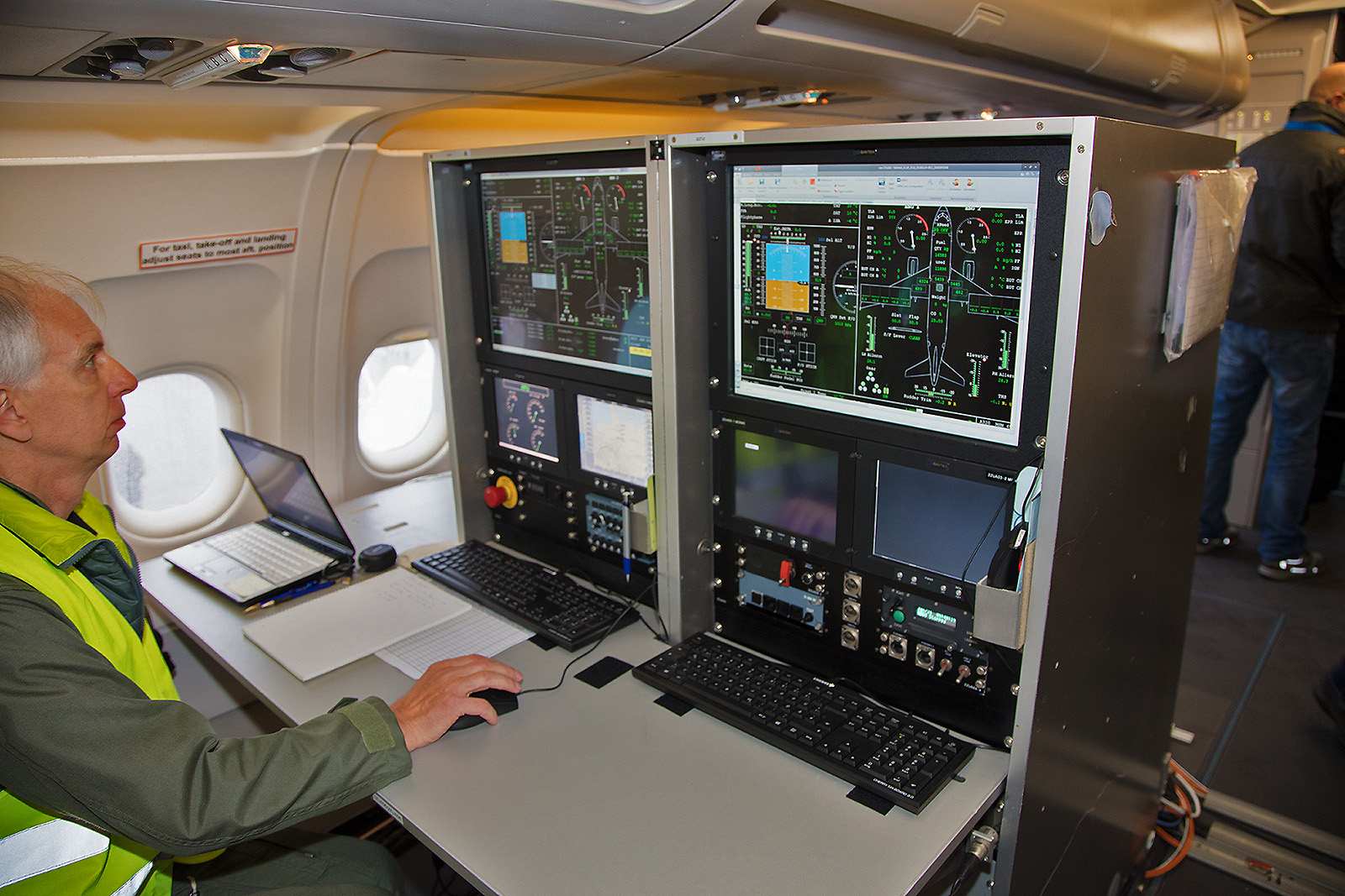 Ein Arbeitsplatz im Airbus des DLR, von hier aus können sämtliche Parameter der Maschine überwacht werden.