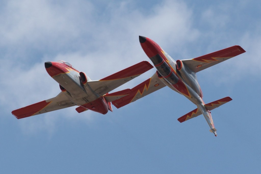 Zwei aviojets im Spiegelflug über dem Campingplatz