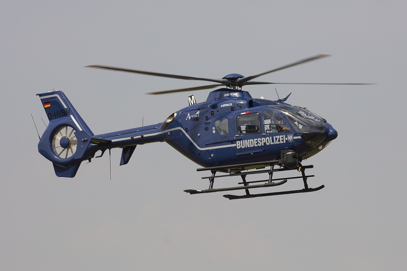 Auch die Bundespolizei hat in Halle-Oppin einen EC135 stationiert.