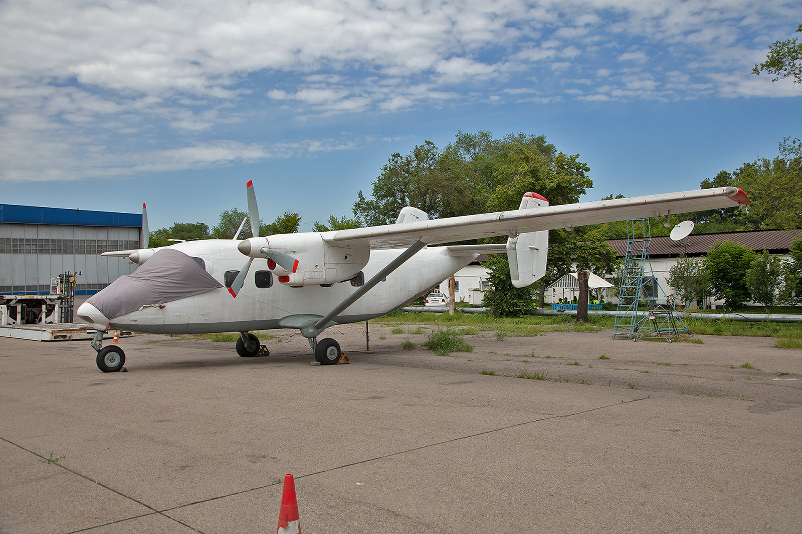 Antonov 28 der East Wing. Da sie keine Registrierung mehr hat ist es fraglich ob sie noch fliegt.