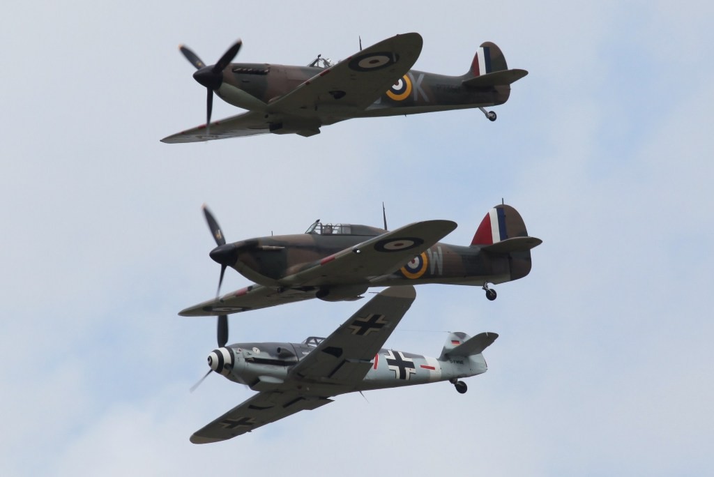 Formation einer Spitfire, einer Hurricane und einer Bf-109.