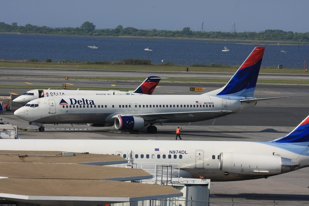 Delta Boeing 737-800 noch ohne Winglets am Gate.