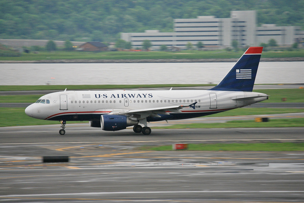 US Airways beherrscht den Verkehr am Ronals Reagan Airport. Im  Hintergrund ist am anderen Ufer des Potomac die Bolling AFB zu sehen.