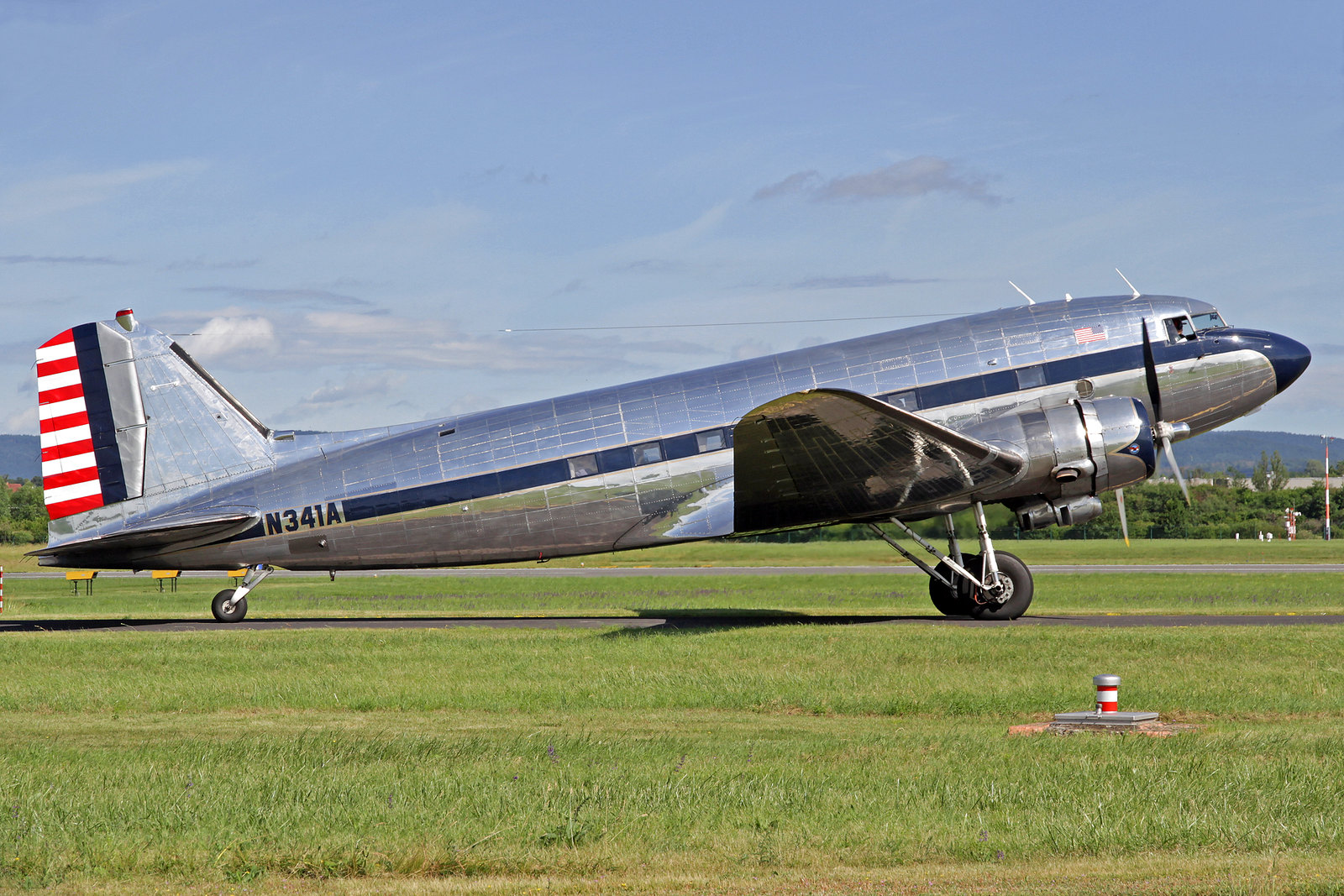 N341A - Dies ist das einzige Douglas DC-3 Exemplar, welches die militärische Bezeichnung C-41A erhielt. Das Flugzeug wurde durch die U.S. Army Air Command im Jahre 1938 bestellt und im September 1939 ausgeliefert. 