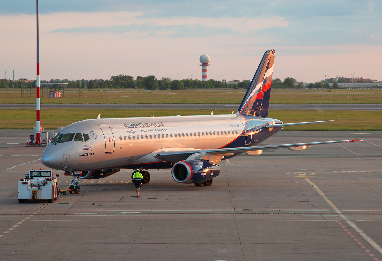 Auf der kurzen Strecke nach Moskau kommen bei Aeroflot Sukhoi SSJ´s zum Einsatz.