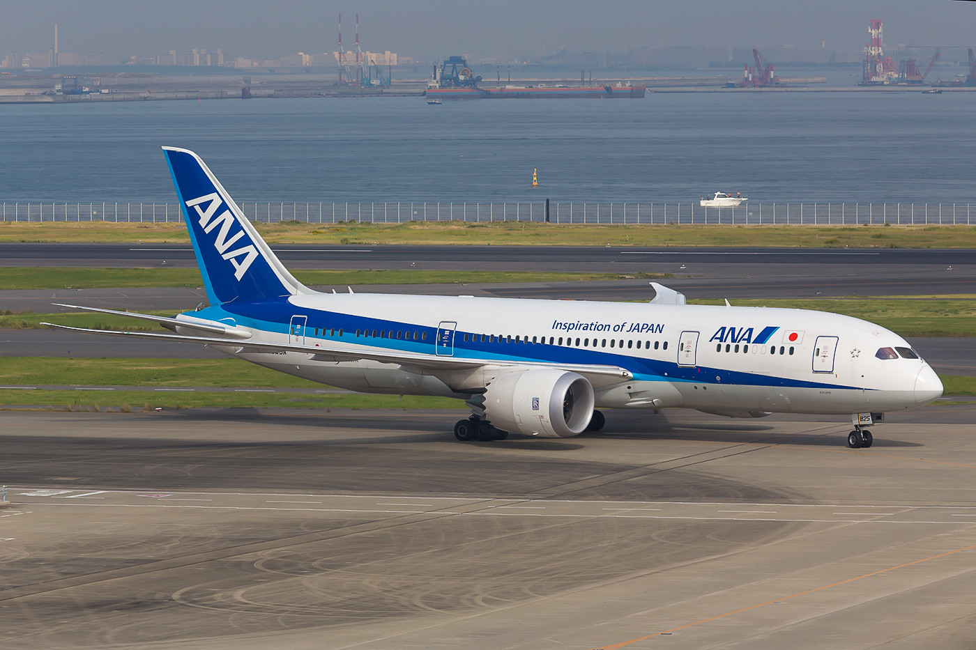 Die neueren Dreamliner der ANA tragen nicht mehr der "787"-Schriftzug am Rumpf.