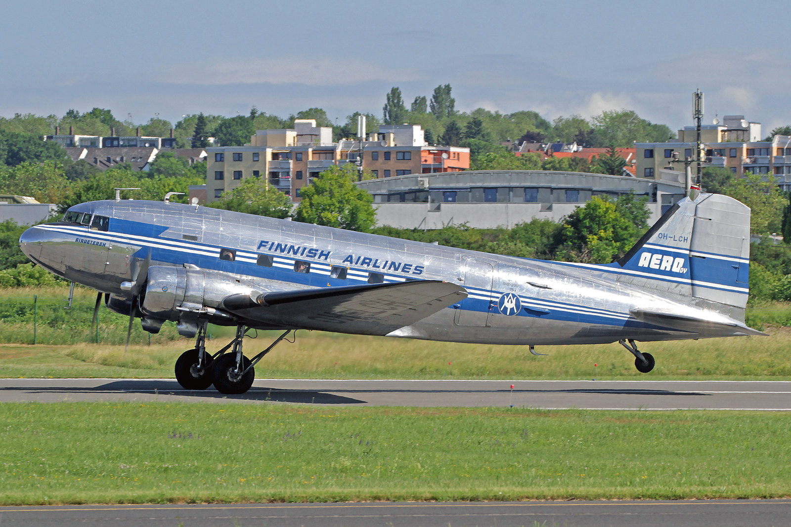 OH-LCH - Auch die Douglas DC-3A der finnischen “DC-Yhdistys“ kam nach Wiesbaden. Sie wurde 1942 als eine DC-3A-453 (c/n 6346) in Santa Monica gebaut und 1943 mit der Kennung 43-2033 an die USAAF ausgeliefert. Dort flog sie unter der Bezeichnung C-53C.