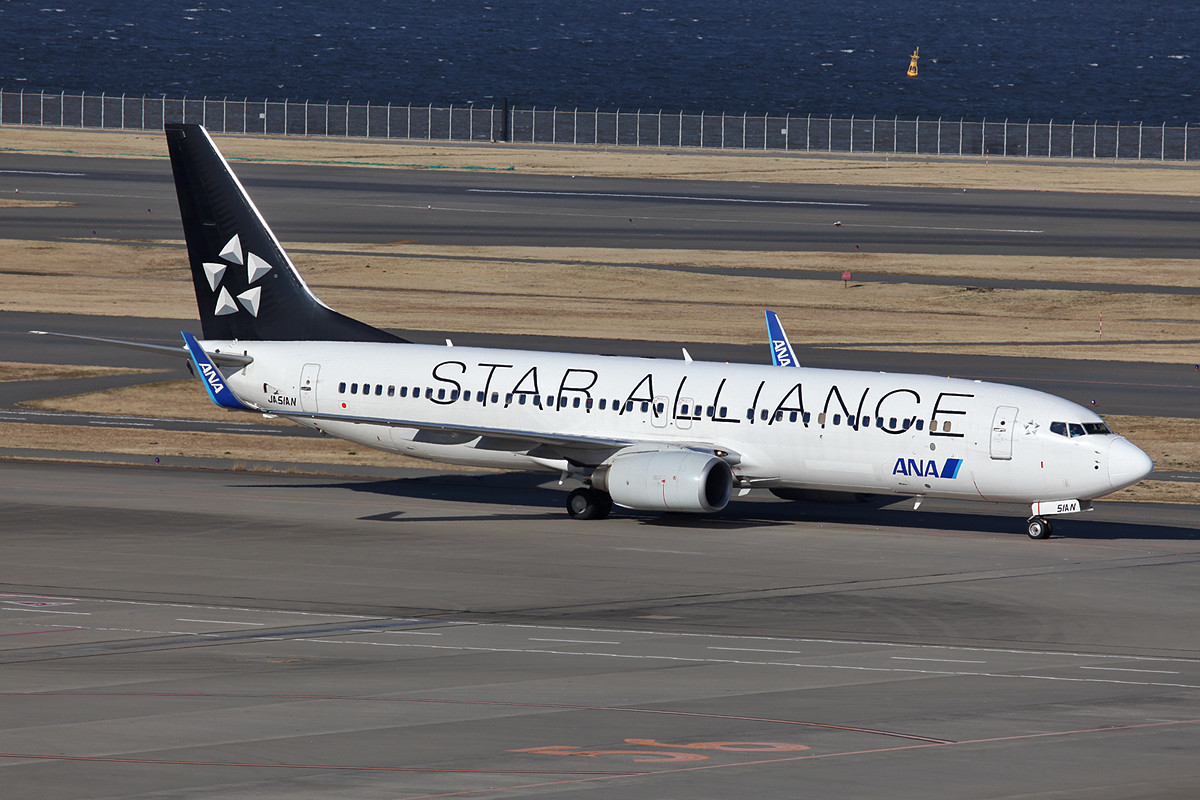 Boeing 737-800 der ANA in der bekannten Star Alliance Bemalung.