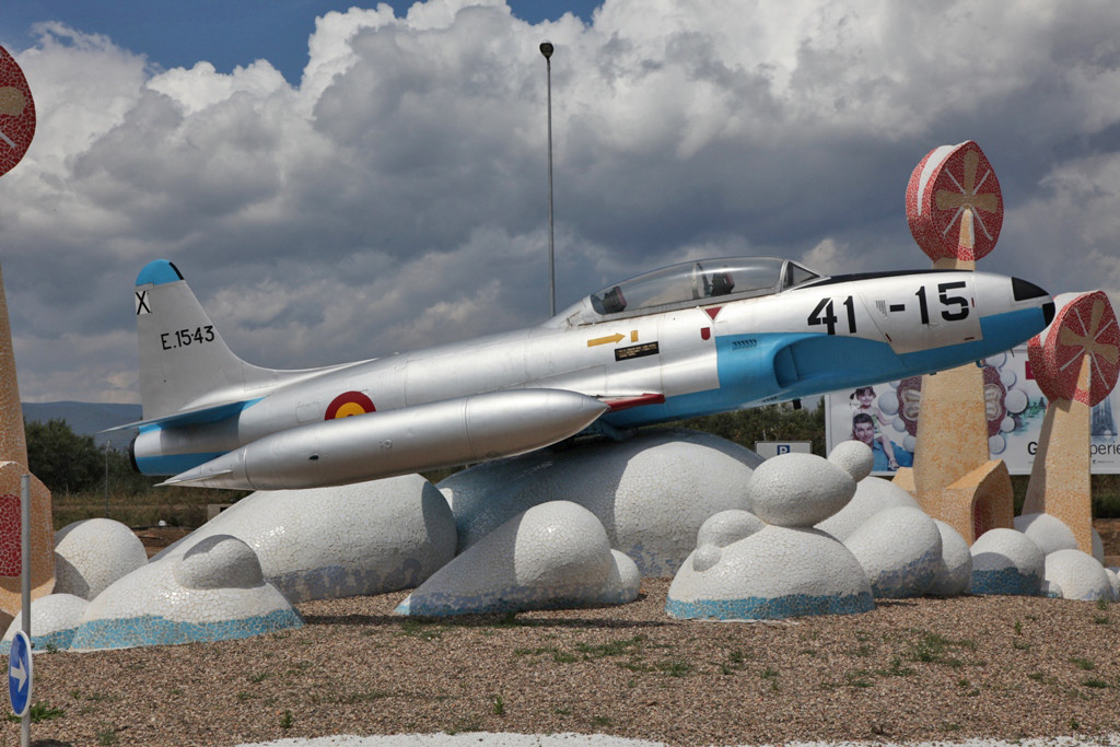 In Reus steht diese ehemalige Lockheed T-33 der Spanischen Luftwaffe,