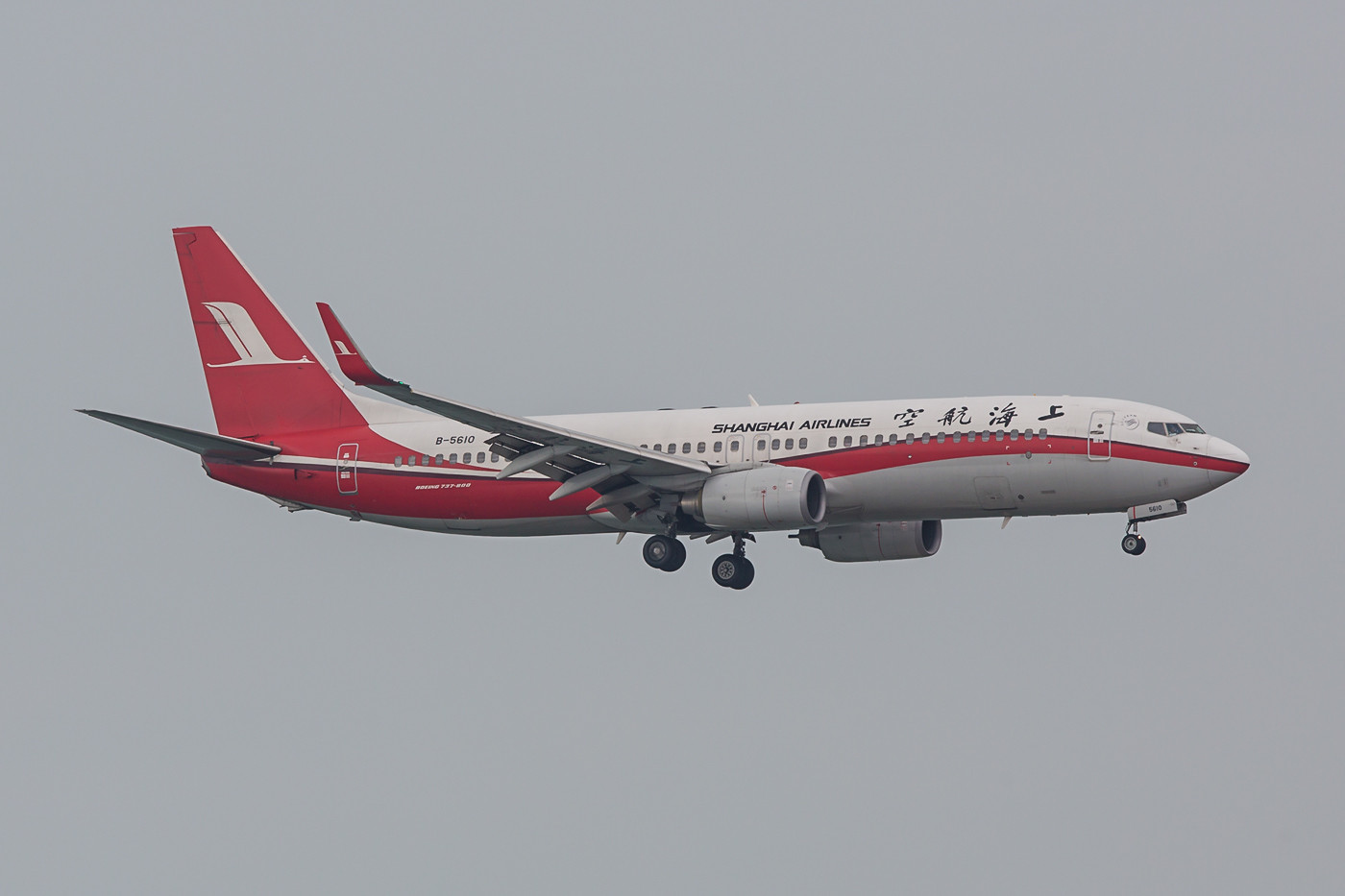 Shanghai Airlines Boeing 737-800.