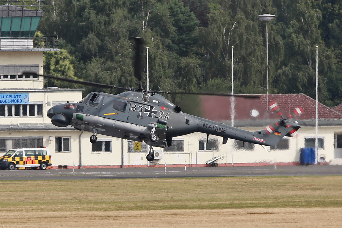 Die Marine kommt zum Tankstopp mit einem Lynx.