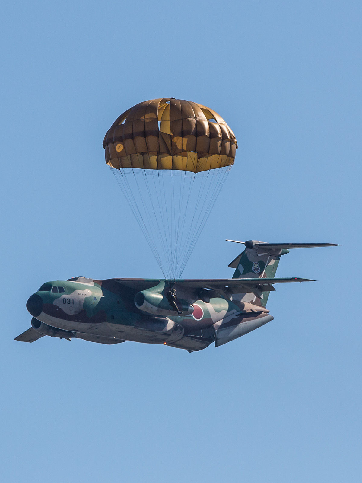 Langsam gleiten die Falschirmjäger an ihren Rundkappen zu Boden.