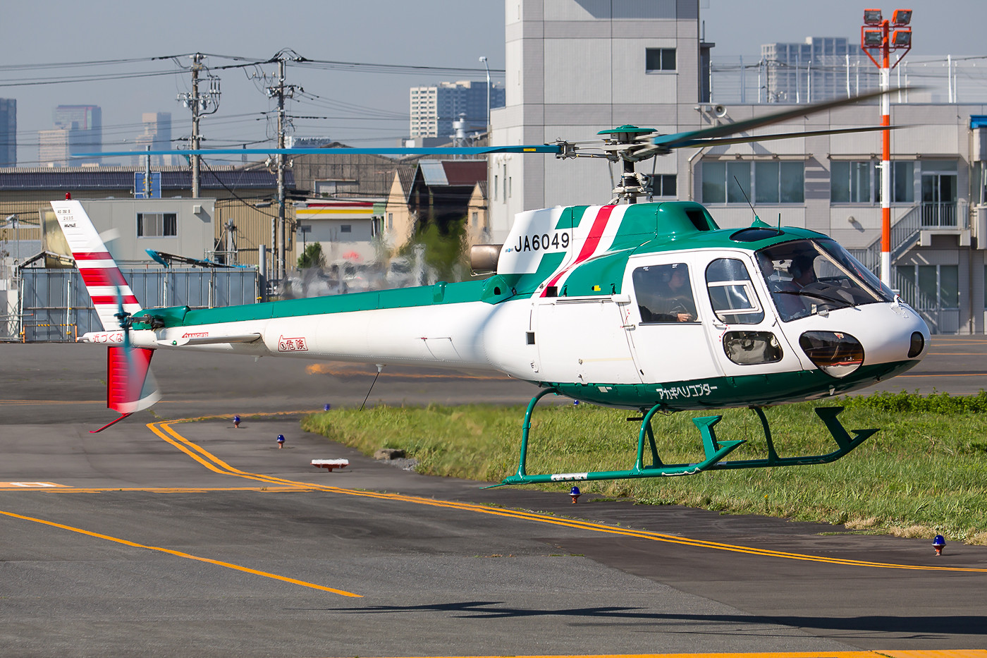 Akagi Helicopters betreibt diese AS-350B.