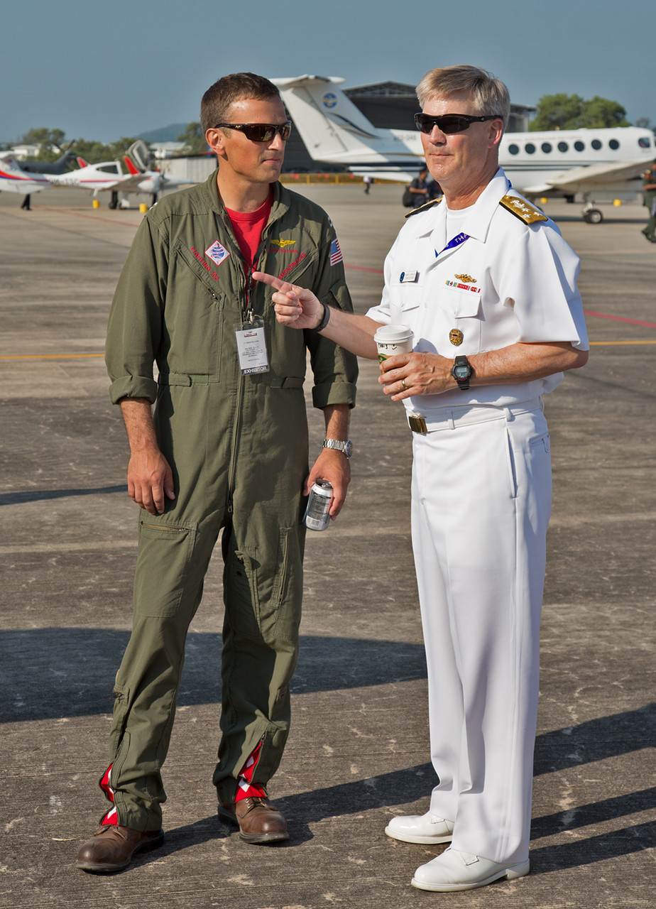 Vice Admiral Robert L.Thomas, Befehlshaber der 7. US-Flotte im Gespräch mit einem Piloten der VFA-102 "Diamondbacks".