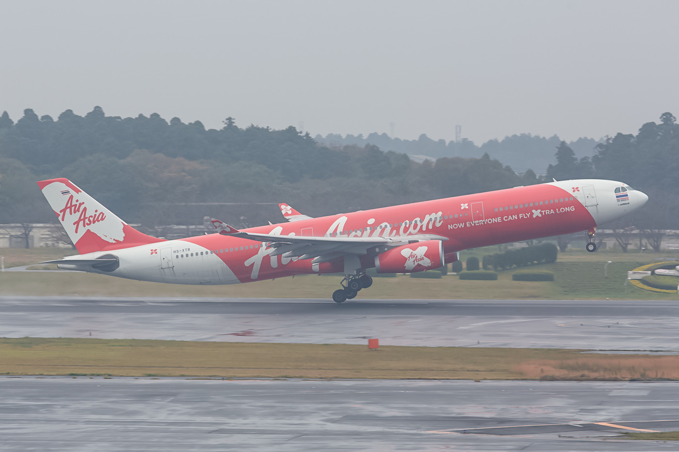 A 330 der Air Asia X Thailand beim Start im feuchten Narita.