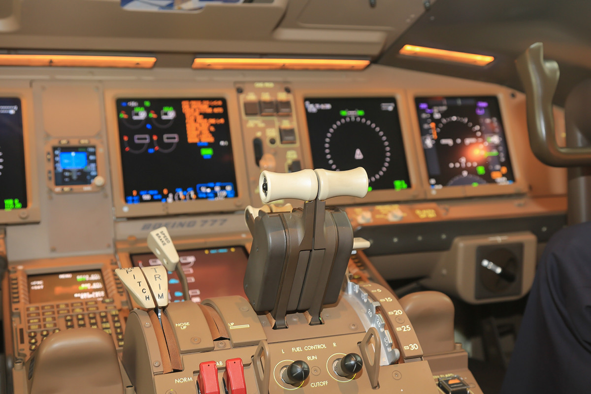 Flightdeck der 777