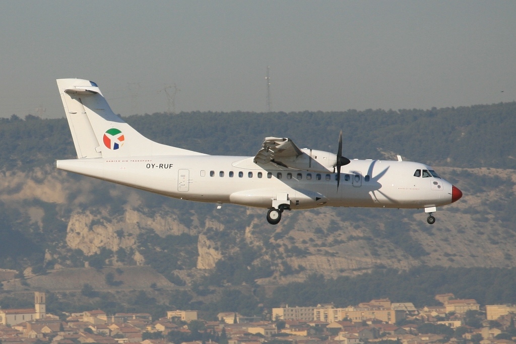 ATR-42 der DAT landet auf der hinteren Bahn.