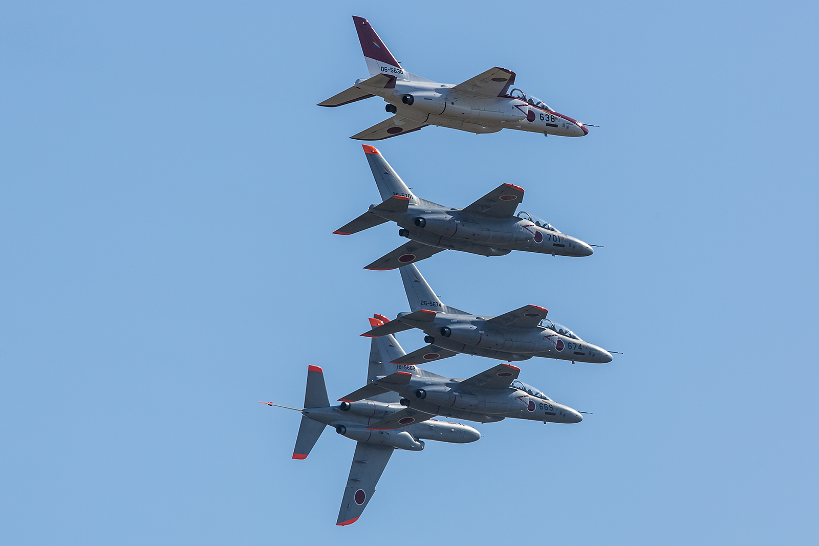 Fünf Kawasaki T-4 der Headquater Squadron.