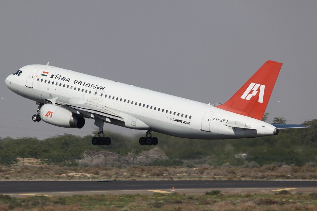 Die Indian Airways mit einem ihrer speziell ausgestatteten A 320. Die Doppelachse am Haptfahrwerk erlaubt auch Landungen auf Schotterpisten.