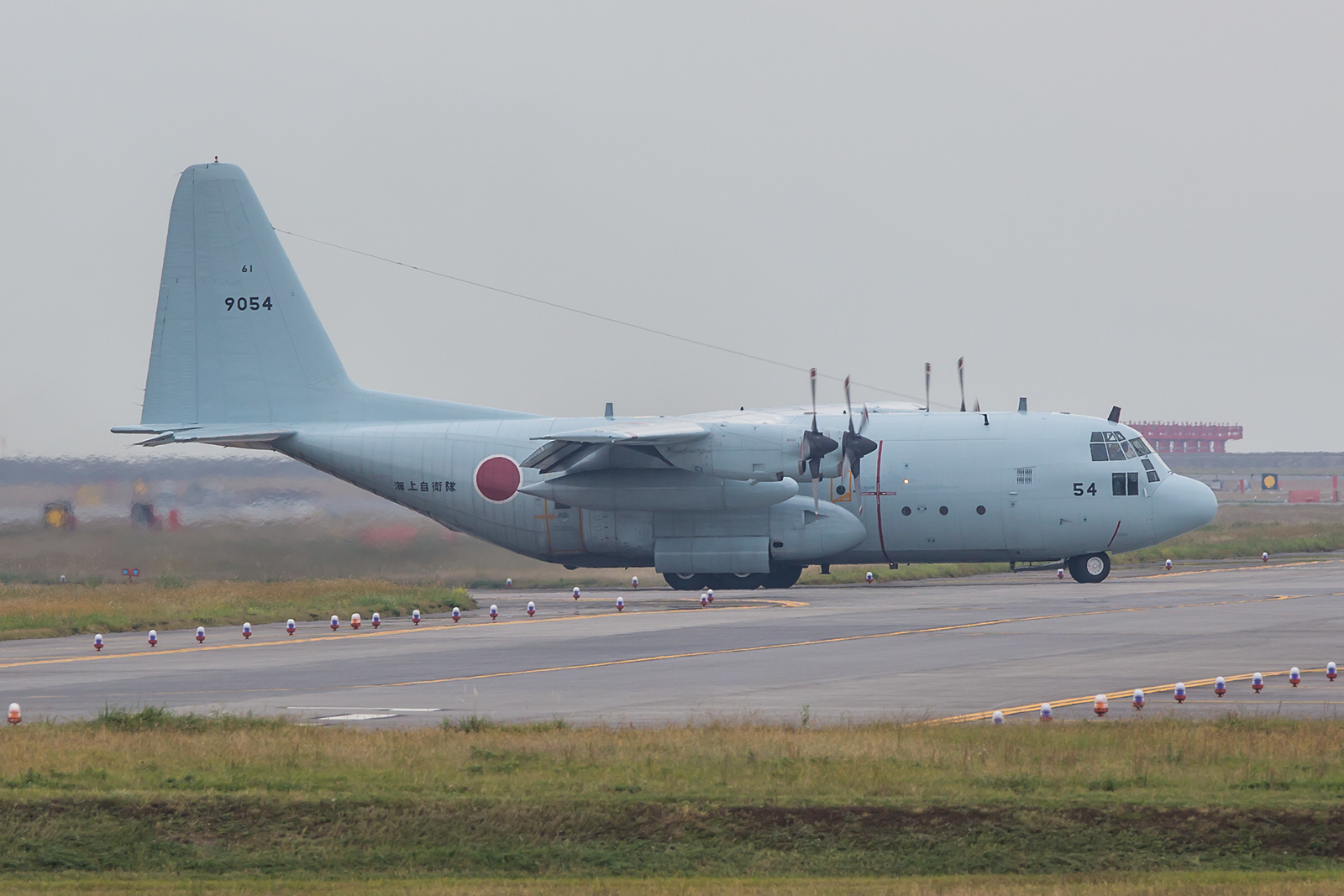 Lockheed C-130R der JMSDF, insgesamt fünf Exemplare wurden gebraucht von der US Navy übernommen.