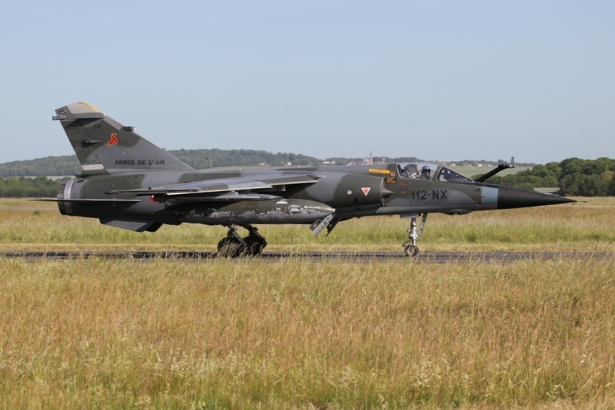 Der Pilot dieser Mirage F-1CR grüßt die Spotter.