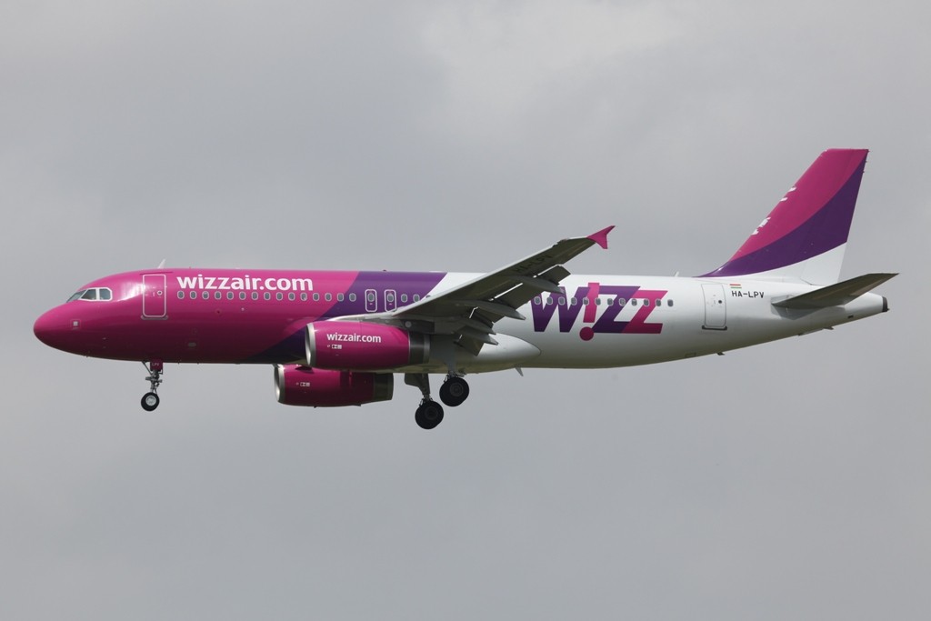 Die Wizzair existiert in mehreren osteuropäischen Ländern, dieser Airbus kommt aus Ungarn.