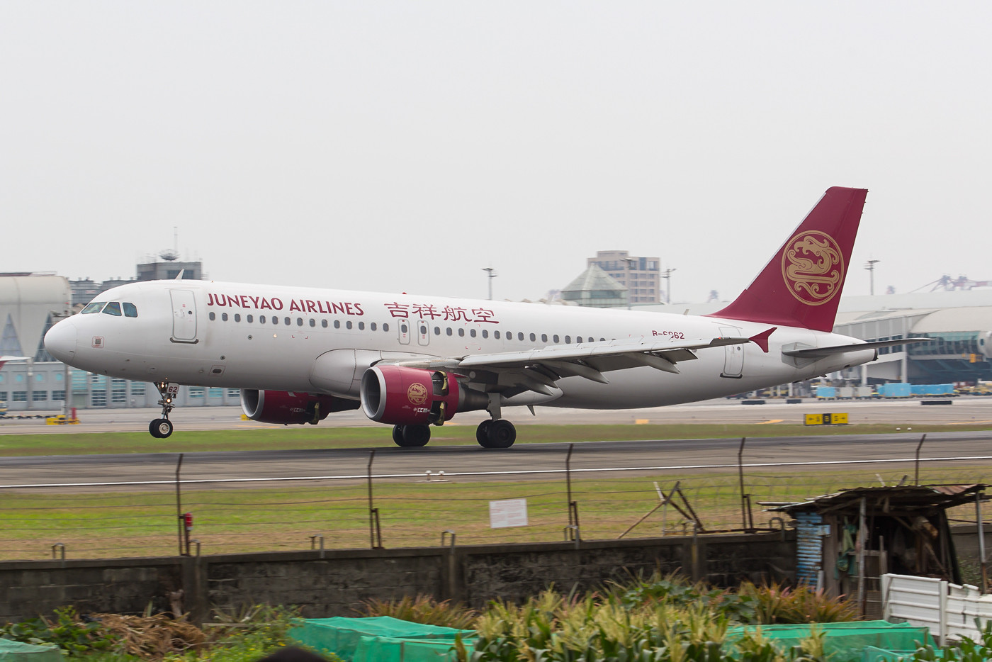 A 320 der in Shanghai beheimateten Juneyao Airlines.