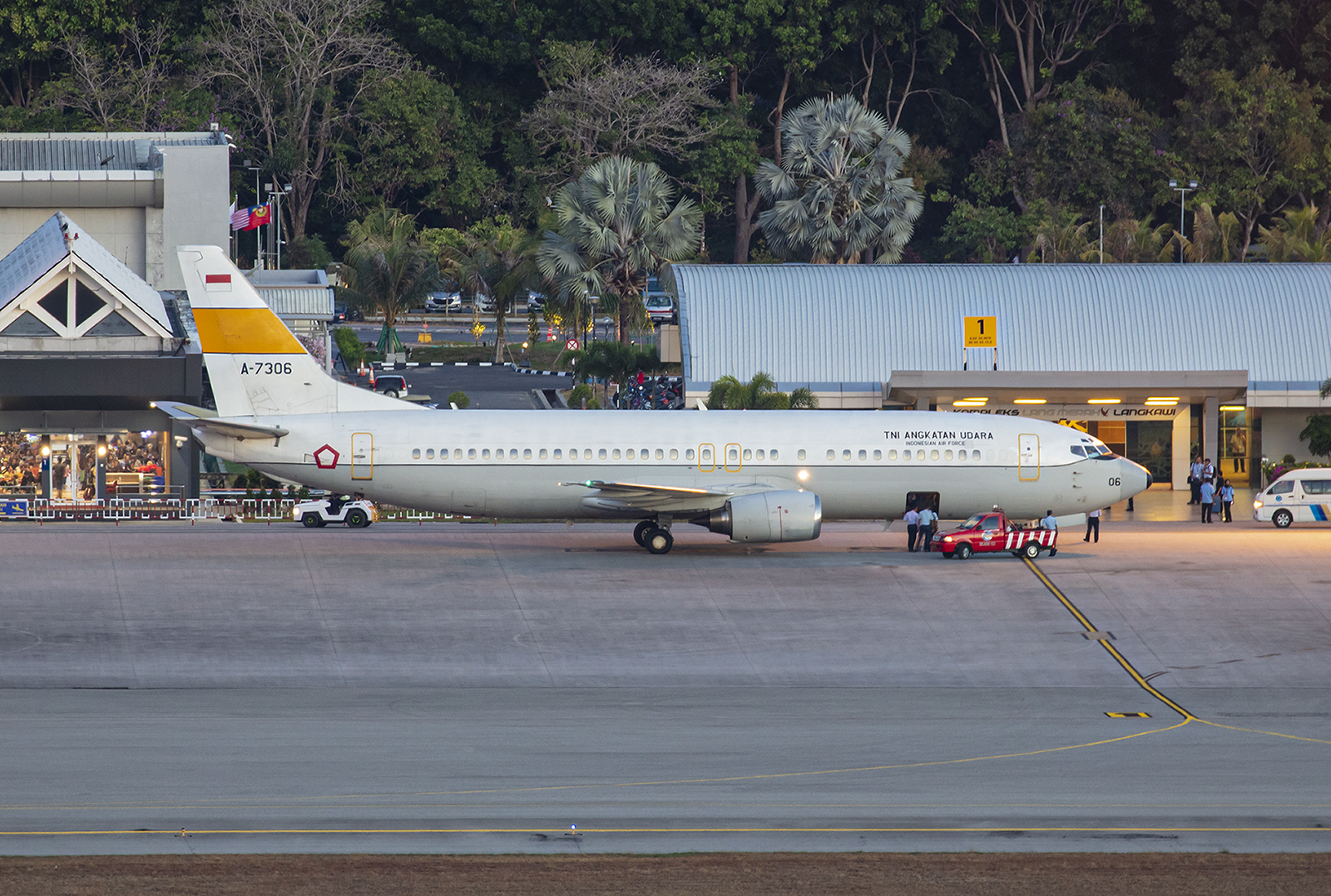 Boeing 737-400 der Luftwaffe Indonesiens im ersten Tageslicht.