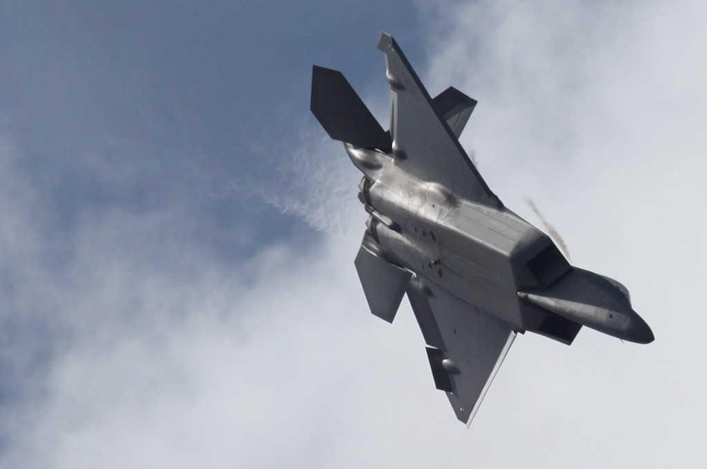 Der F-22 Raptor im Sturzflug