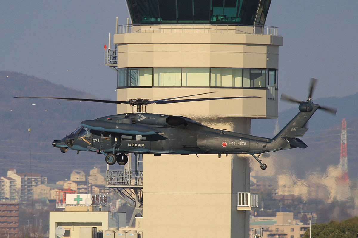 UH-60 der Rescue-unit vor dem Tower.