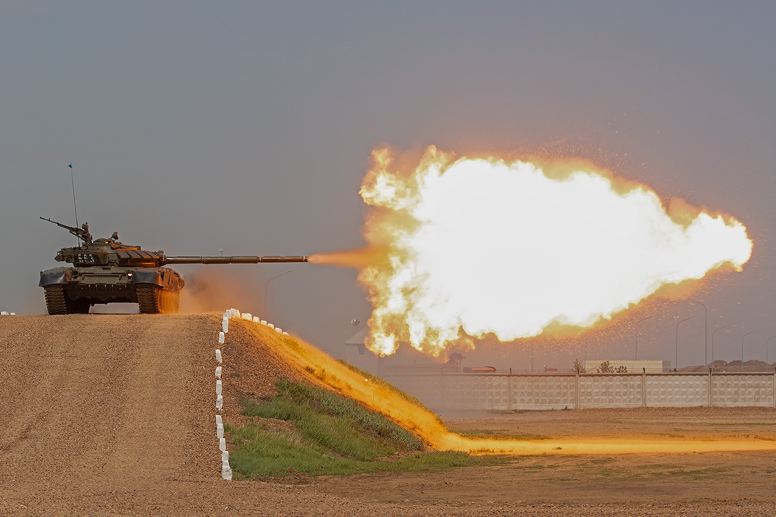 T-72 der kasachischen Armee beim Feuern.