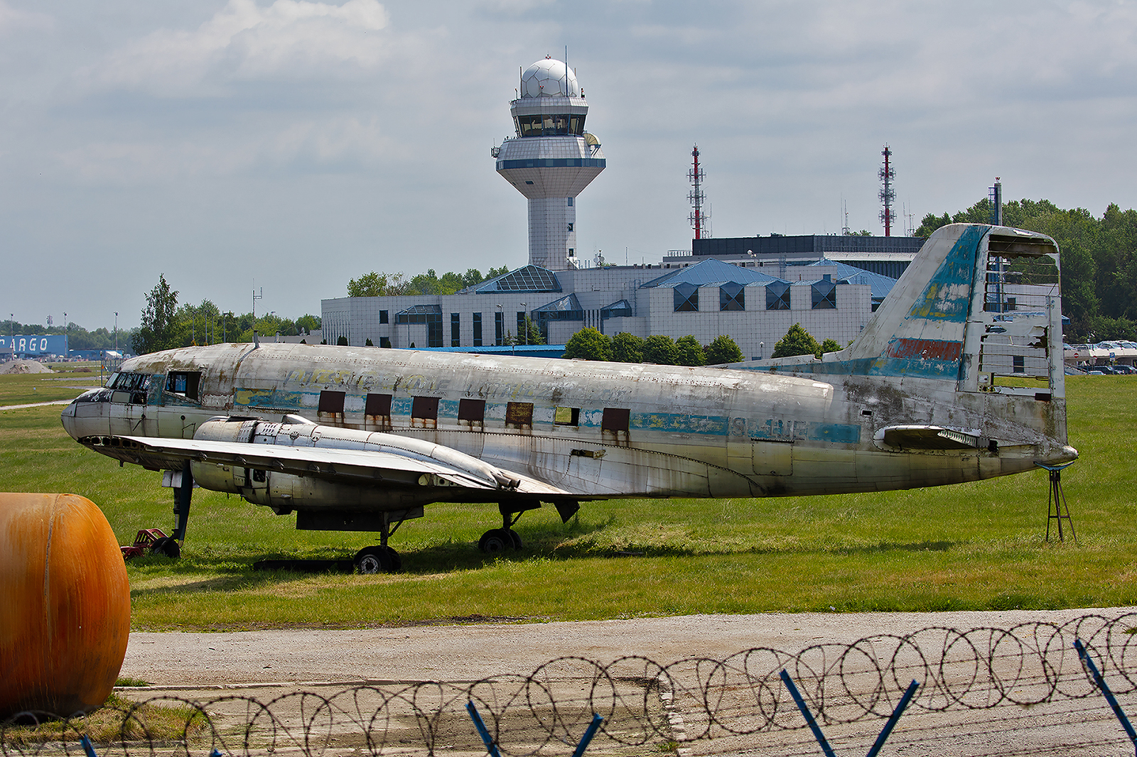 Neben der Wache der Flughafenfeuerwehr steht die alte Ilyushin Il-14 der LOT. Ein Relikt aus sozialistischen Zeiten.