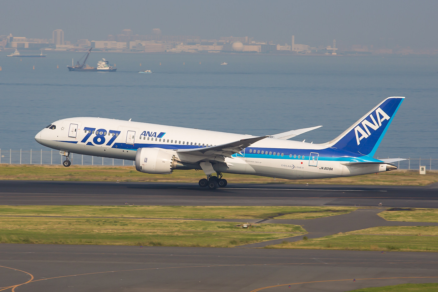 Die JA809A der ANA in Haneda.