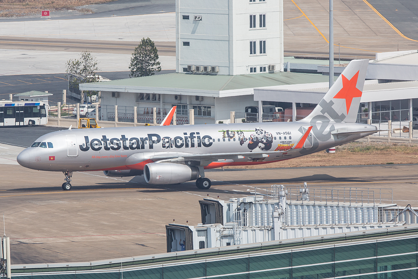 Diese A320 der Jetstar Pacific bewirbt den Film "Kung Fu Panda III".