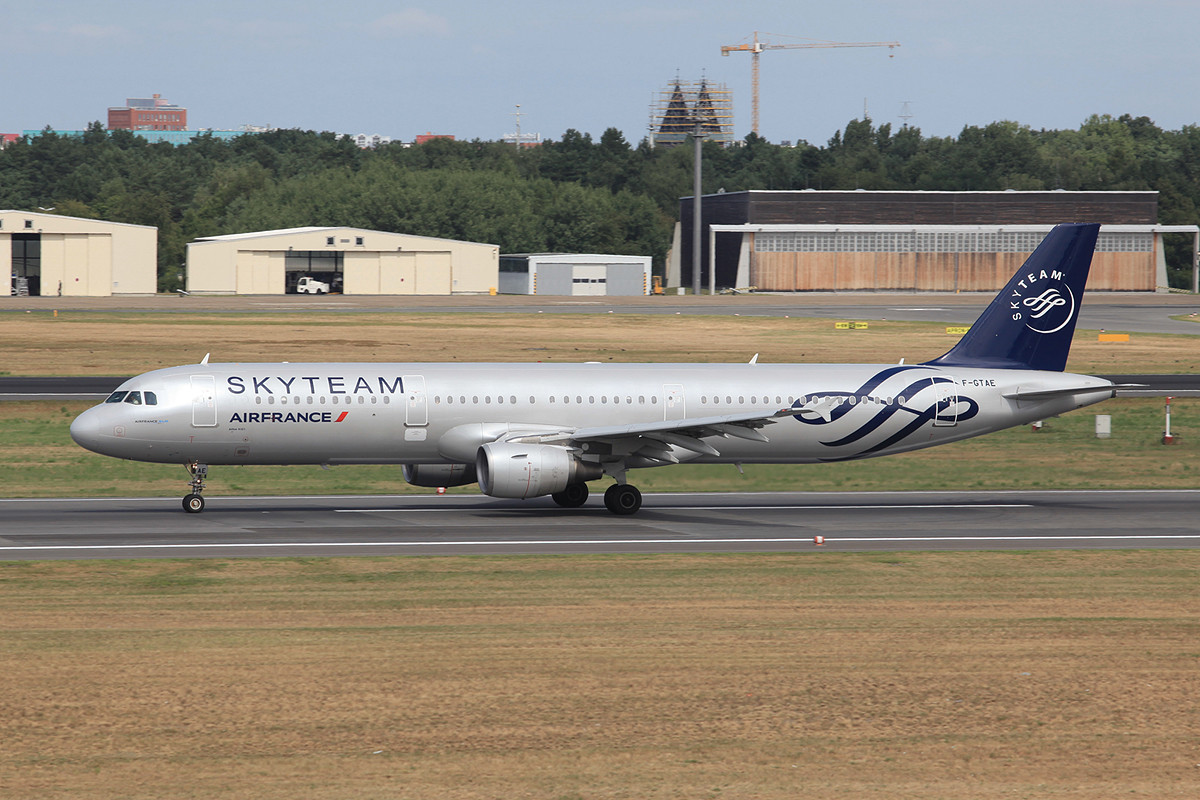 Air France hat diesen A-321 neu in den Farben des Skyteam.