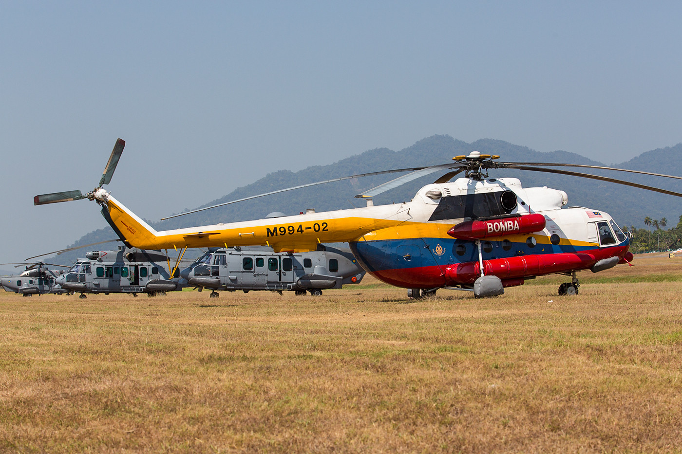 Hubschrauber der Feuerlöscheinheit aus Subang. Hier die M998-02, eine Mil Mi-8MTV-1.