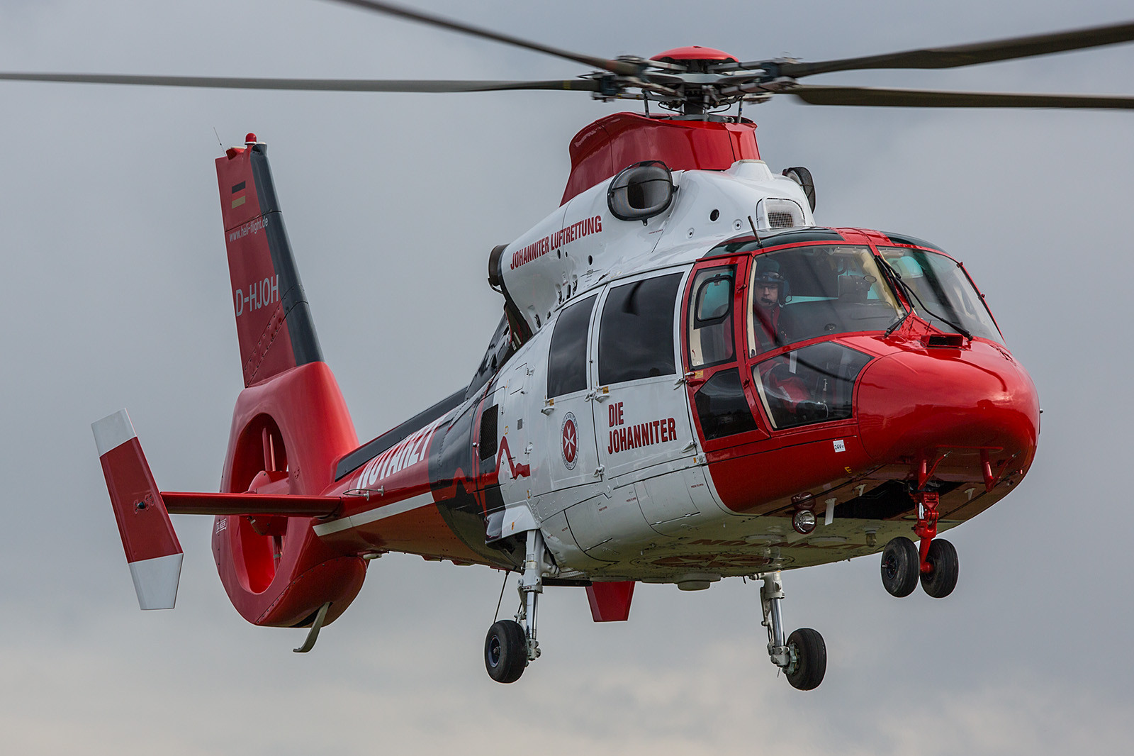 BG Unfallklinik Ludwigshafen D-HJOH 06.01.2016; Aerospatiale AS 365N3 Dauphin II Heliflight GmbH