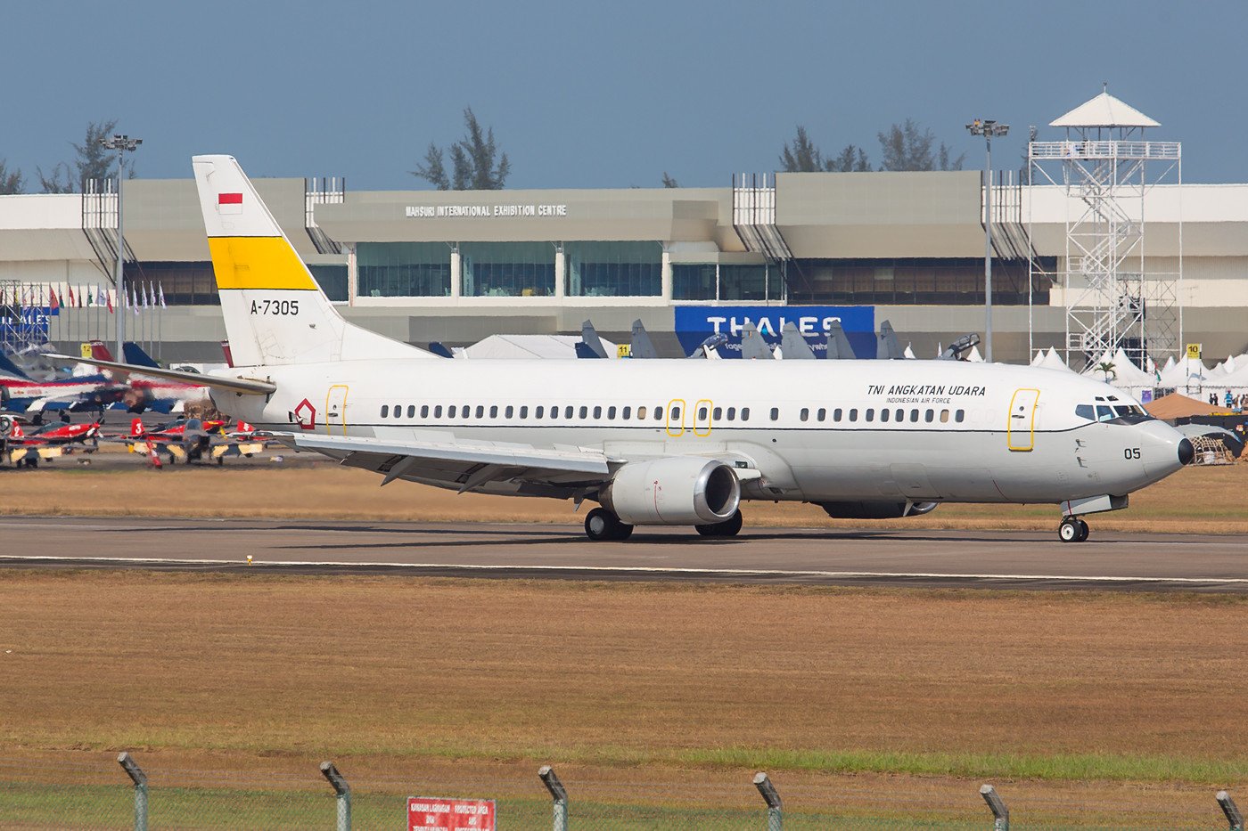 Diese Boeing 737-400 der Indonesischen Luftwaffe flog vorher bei Garuda.