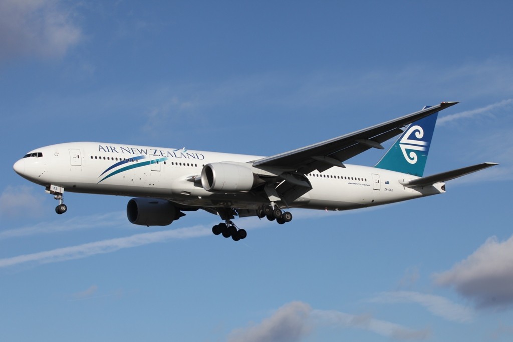 Air New Zealand fliegt von Auckland täglich zweimal nach LHR. Der eine fliegt über Singapore und der andere über LAX.