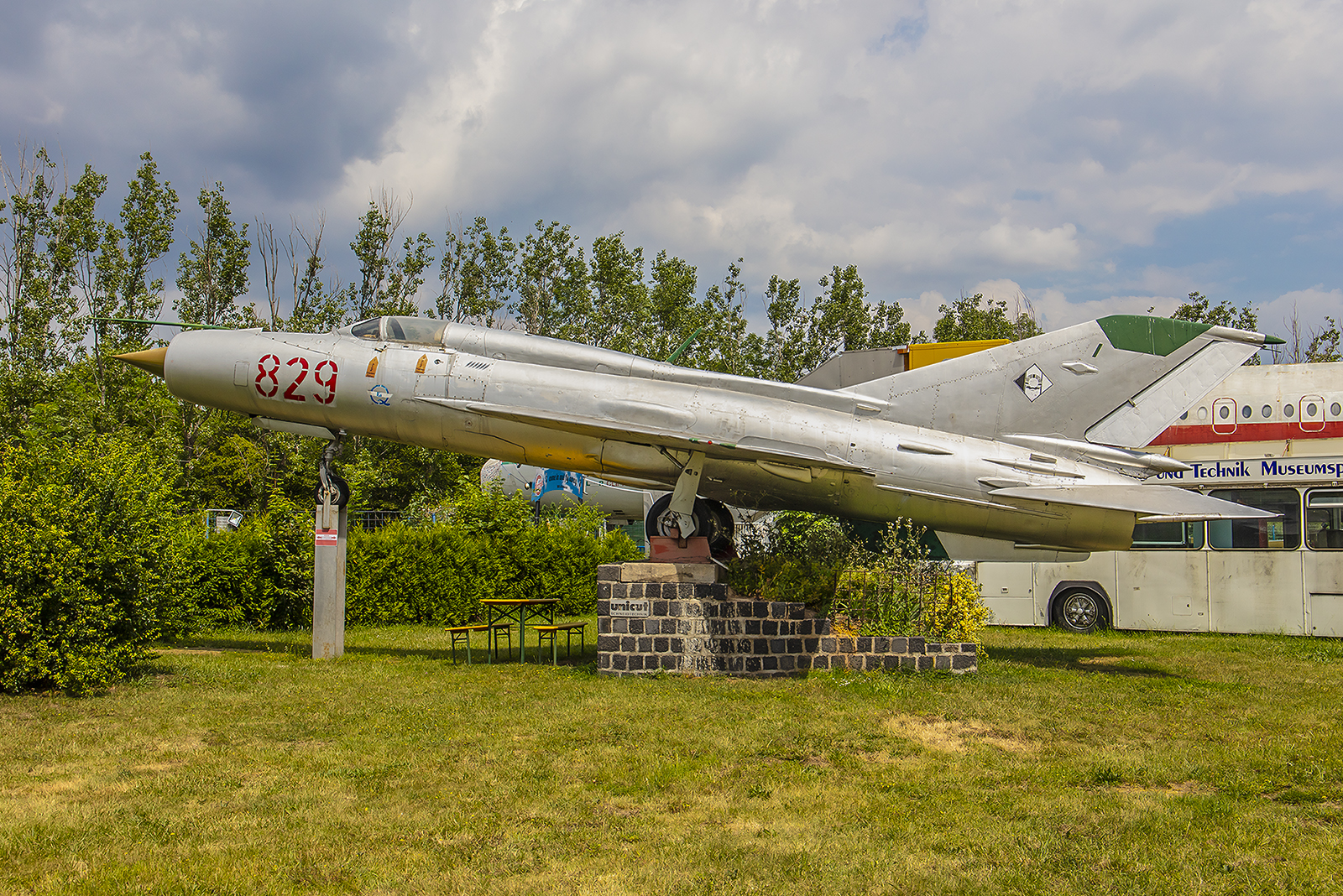 Merseburg - MiG-21SPS noch im klassischen silber.