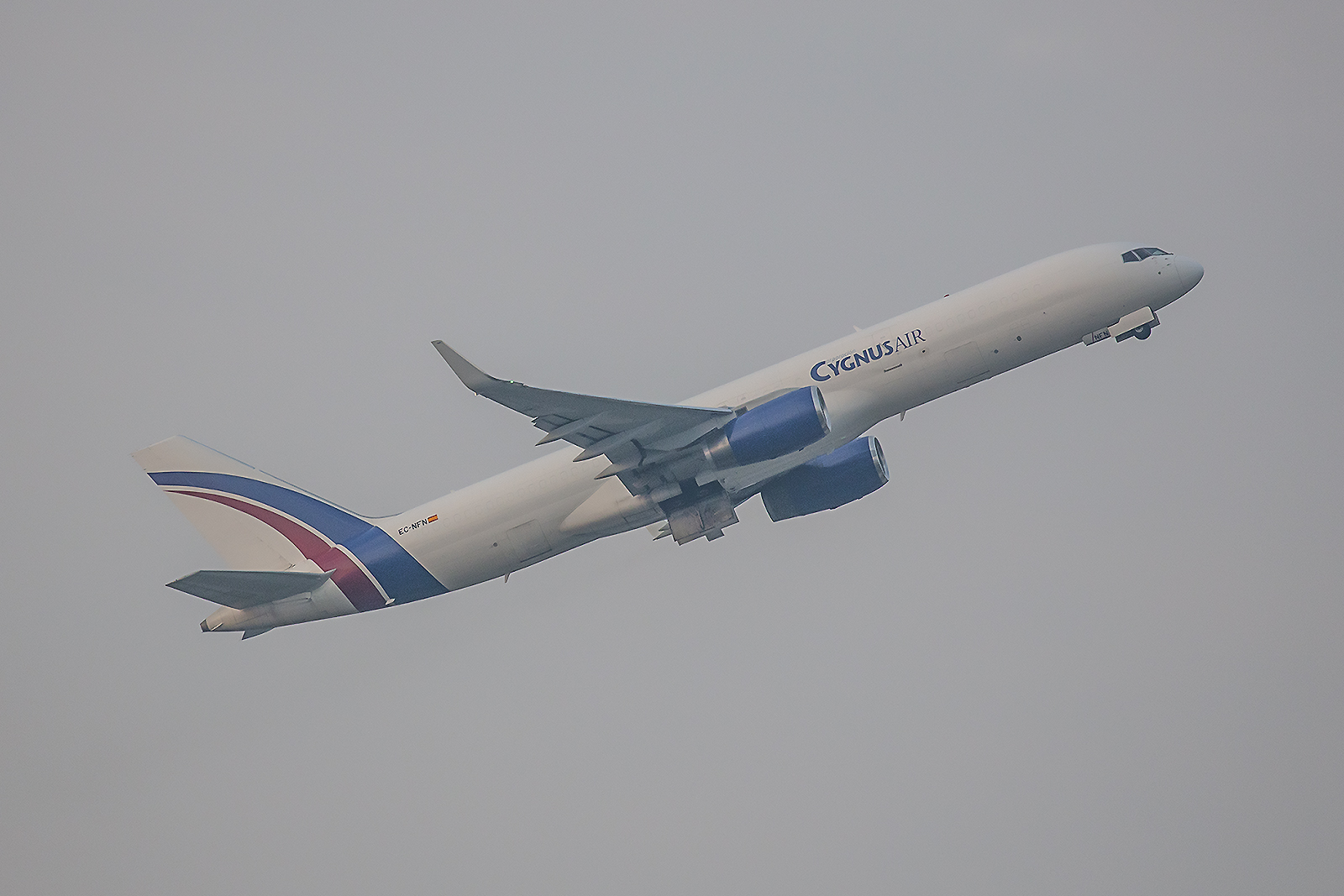 Eine weitere Boeing 757 der Cygnus Air. Früher flog sie al N659AA für American Airlines.