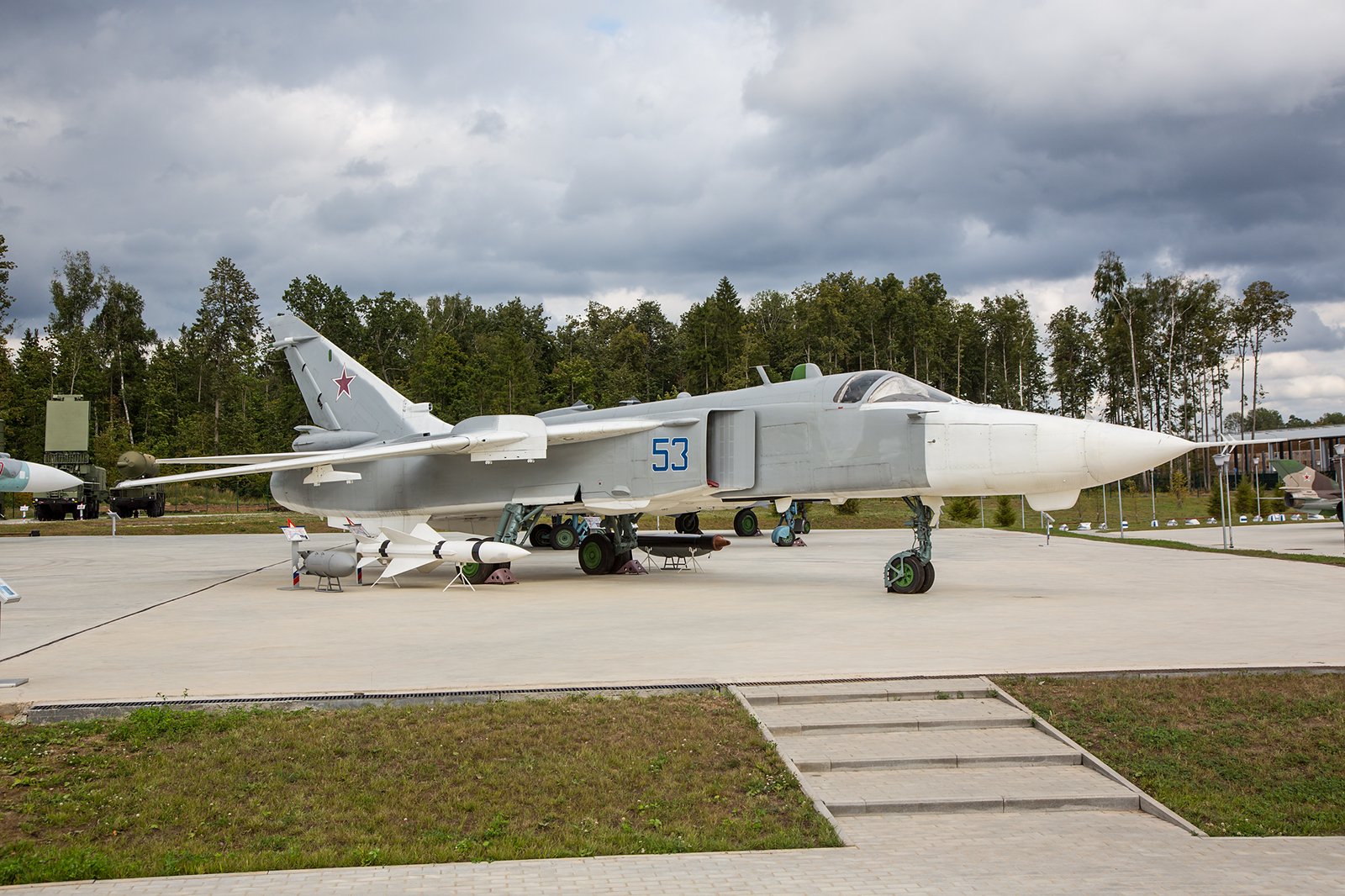 Die Sukhoi Su-24 ist eine mittlerer Bomber aus den 1960´er Jahren, welcher noch heute bei der BBC eingesetzt wird.