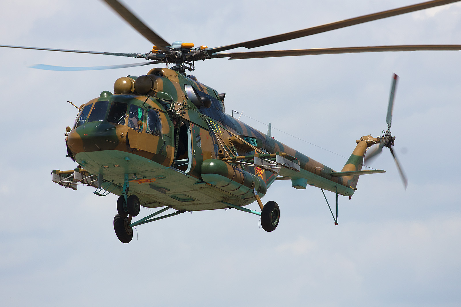 Die Mi-171 nähern sich, an der Seite sieht man die Panzerung für das Cockpit.