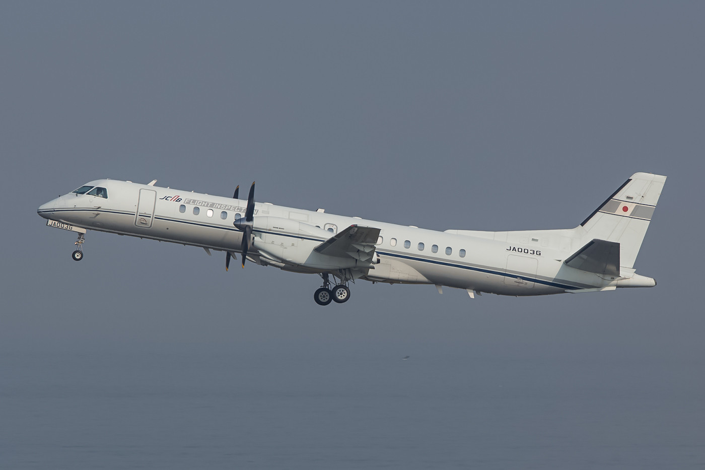 Eine Saab 2000 der Flight Inspection in Haneda.